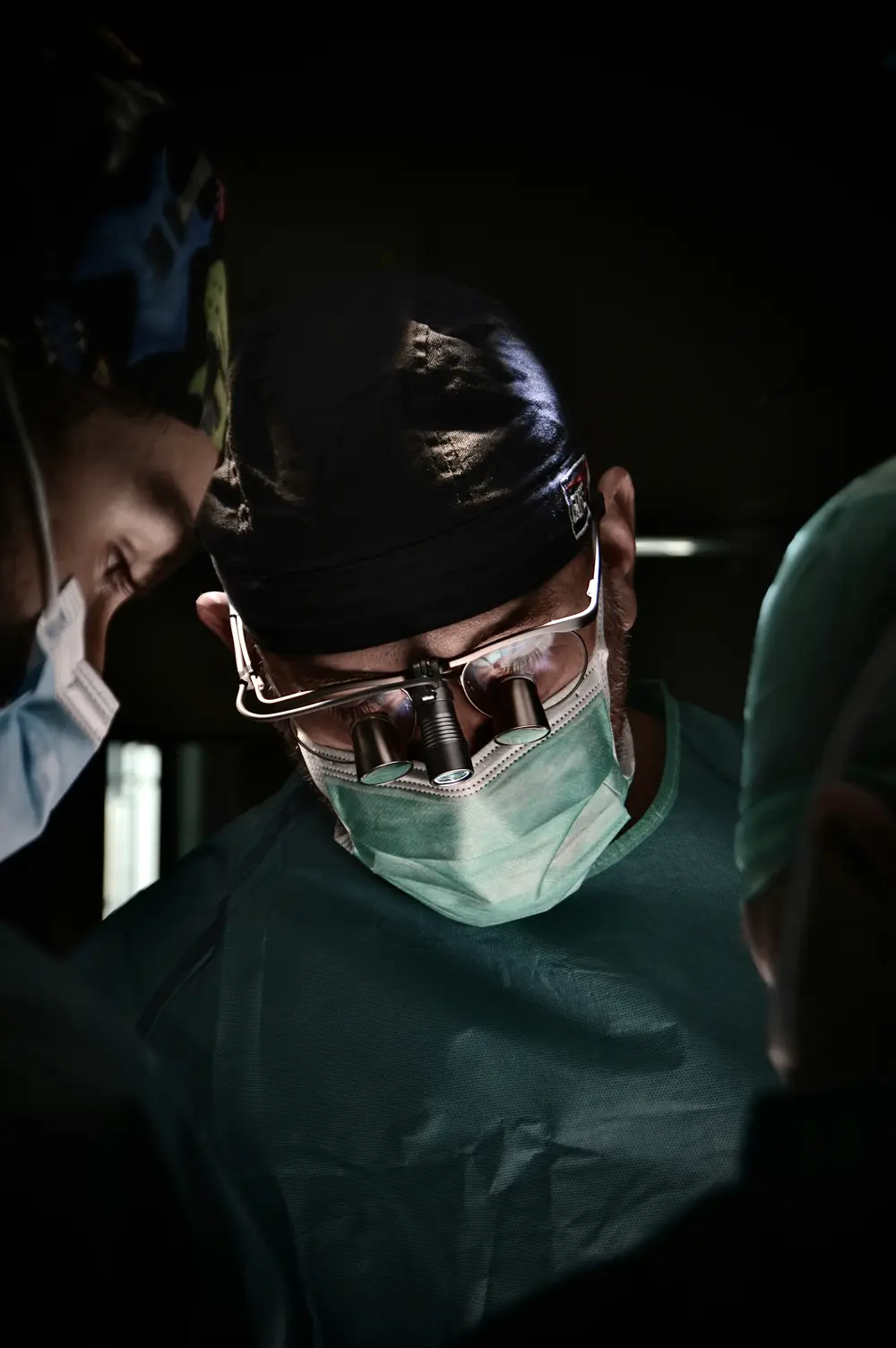 Surgeon in an operating room — Semantic healthcare AI systems