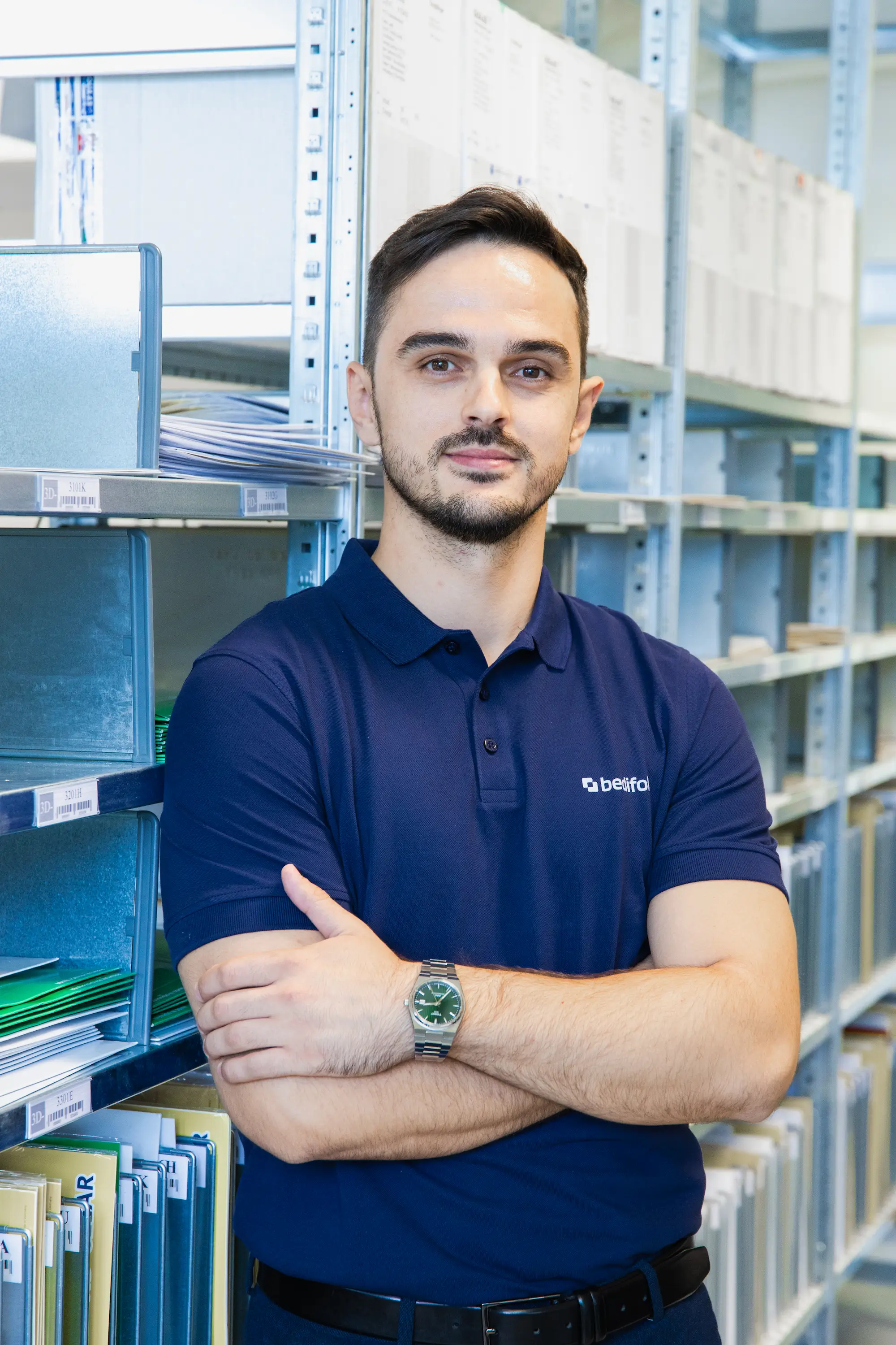 A man in a dark blue Bedifol polo shirt.