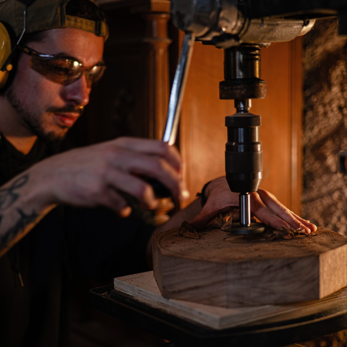 Photo de Mathis en train de travailler dans son atelier. Photo réalisée lors d'un shooting.