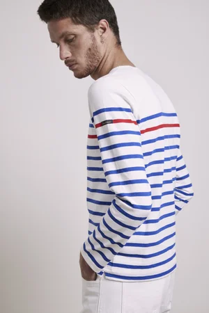 Dans le lookbook de la marque Danoise Another Aspect, le mannequin porte un costume gris et une chemise blanche