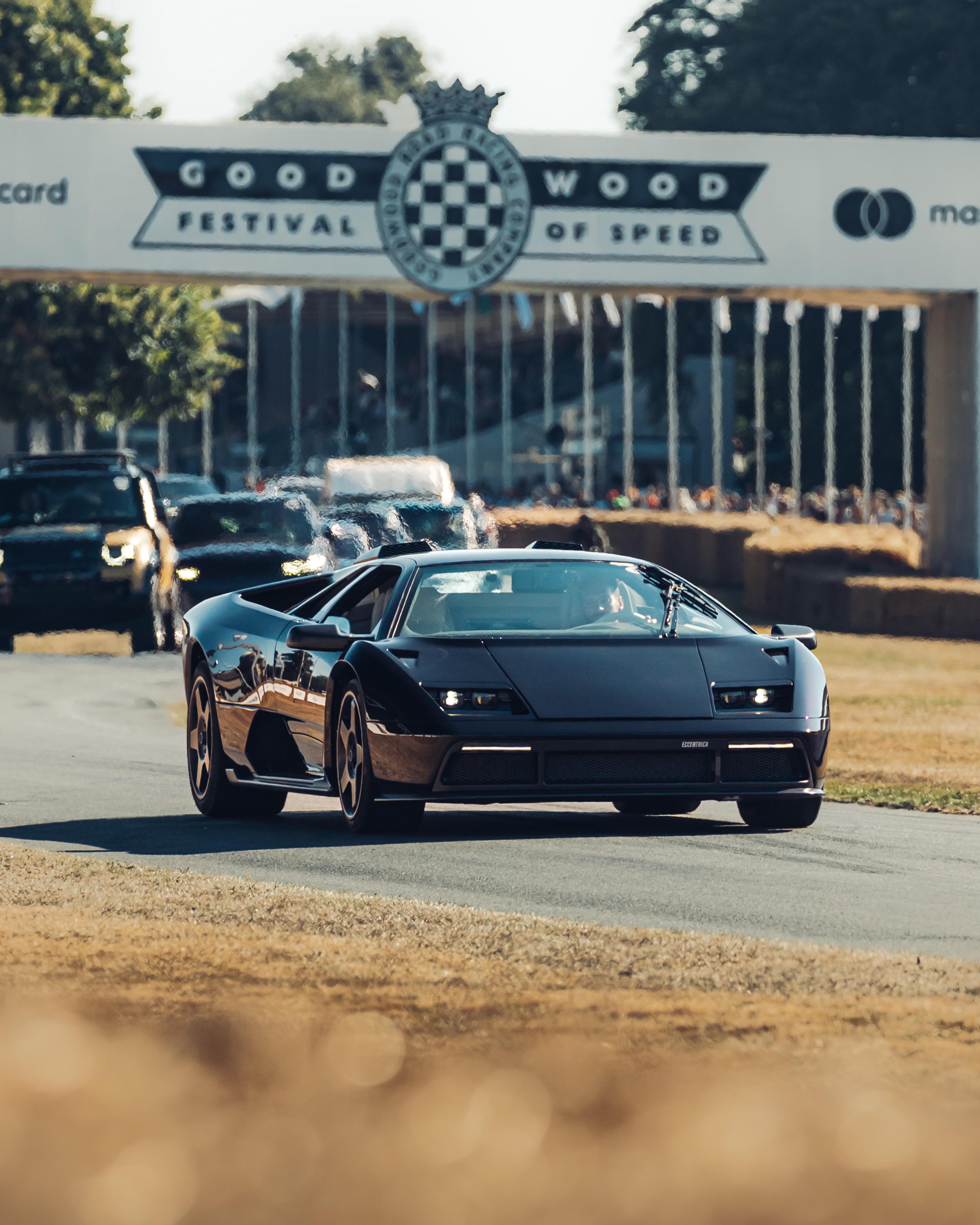 Eccentrica Restomod sulla pista di Goodwood