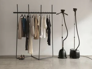 Dans le lookbook de la marque Danoise Another Aspect, le mannequin porte un costume gris et une chemise blanche