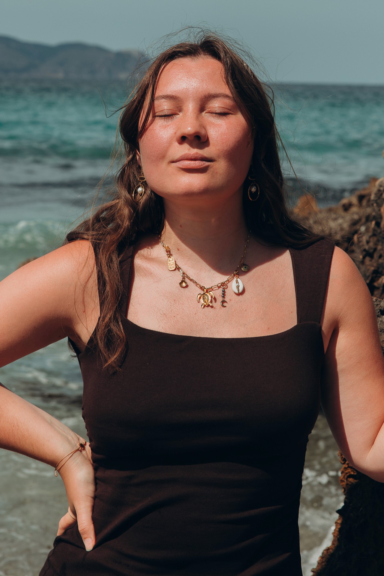 Sabrina Weimann Ernährungsberaterin liegt auf Picknickdecke mit frischem Obst und Gemüse und macht ein Picknick