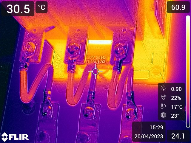 Thermografische detailopname van een hoofdschakelaar in een professioneel verdeelbord