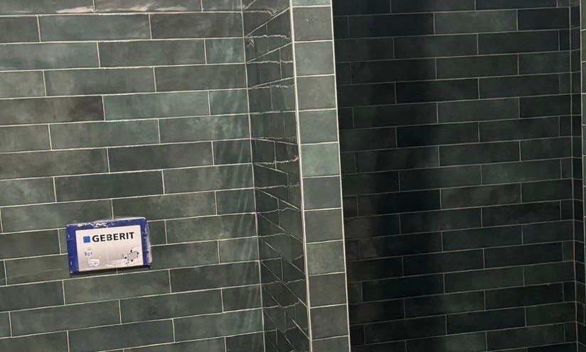 Modern banyo seramik döşeme uygulaması