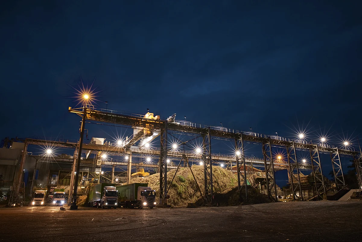 Photographie industrielle de prestige à La Réunion : reportage nocturne sur site de production et logistique pour communication corporate — David Dijoux expert 974