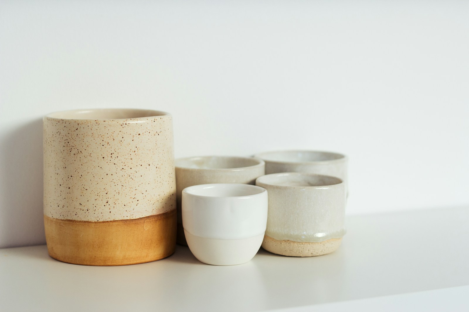 Tasses en céramique façonnées dans un atelier