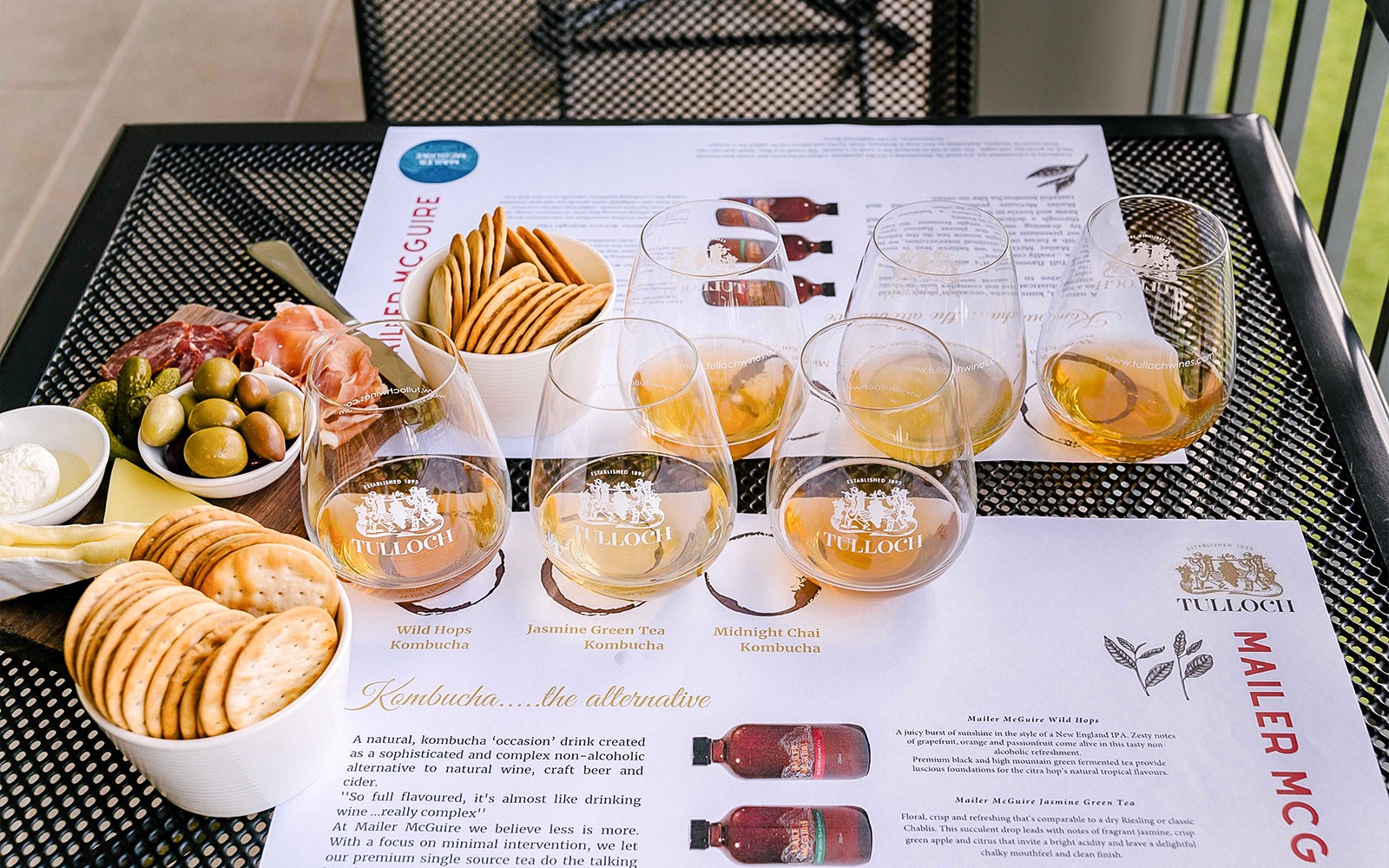 การชิมไวน์ Tulloch พร้อมกับบอร์ดชีสที่ประกอบด้วยมะกอก แครกเกอร์ และเนื้อหมักในหุบเขาฮันเตอร์