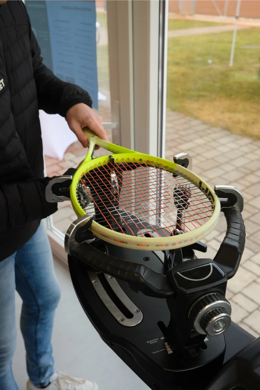 Besaitungsmaschine Mann Head Tennis Schläger