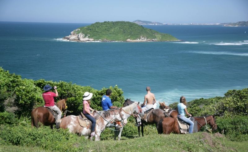 Paisagem da Praia com homens à cavalo na frente
