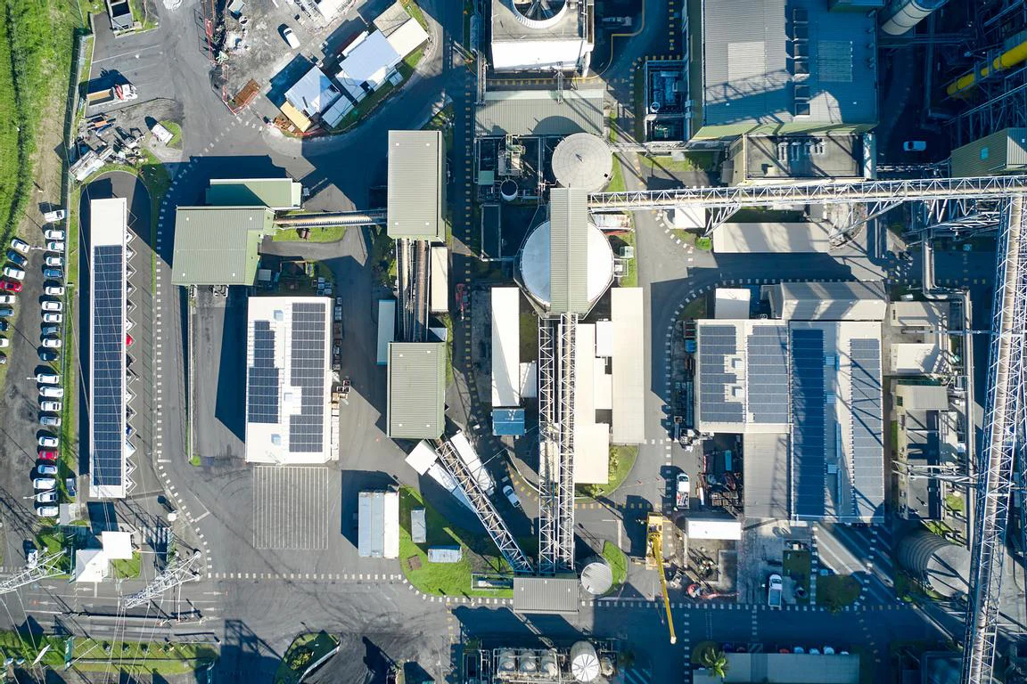 Photographie aérienne d'un complexe industriel et logistique d'envergure au 974