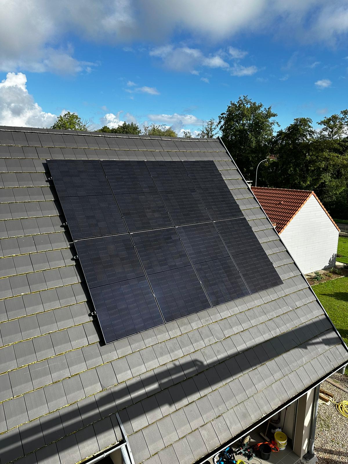 Panneaux solaires sur maison à Saint-Louis (Haut-Rhin)