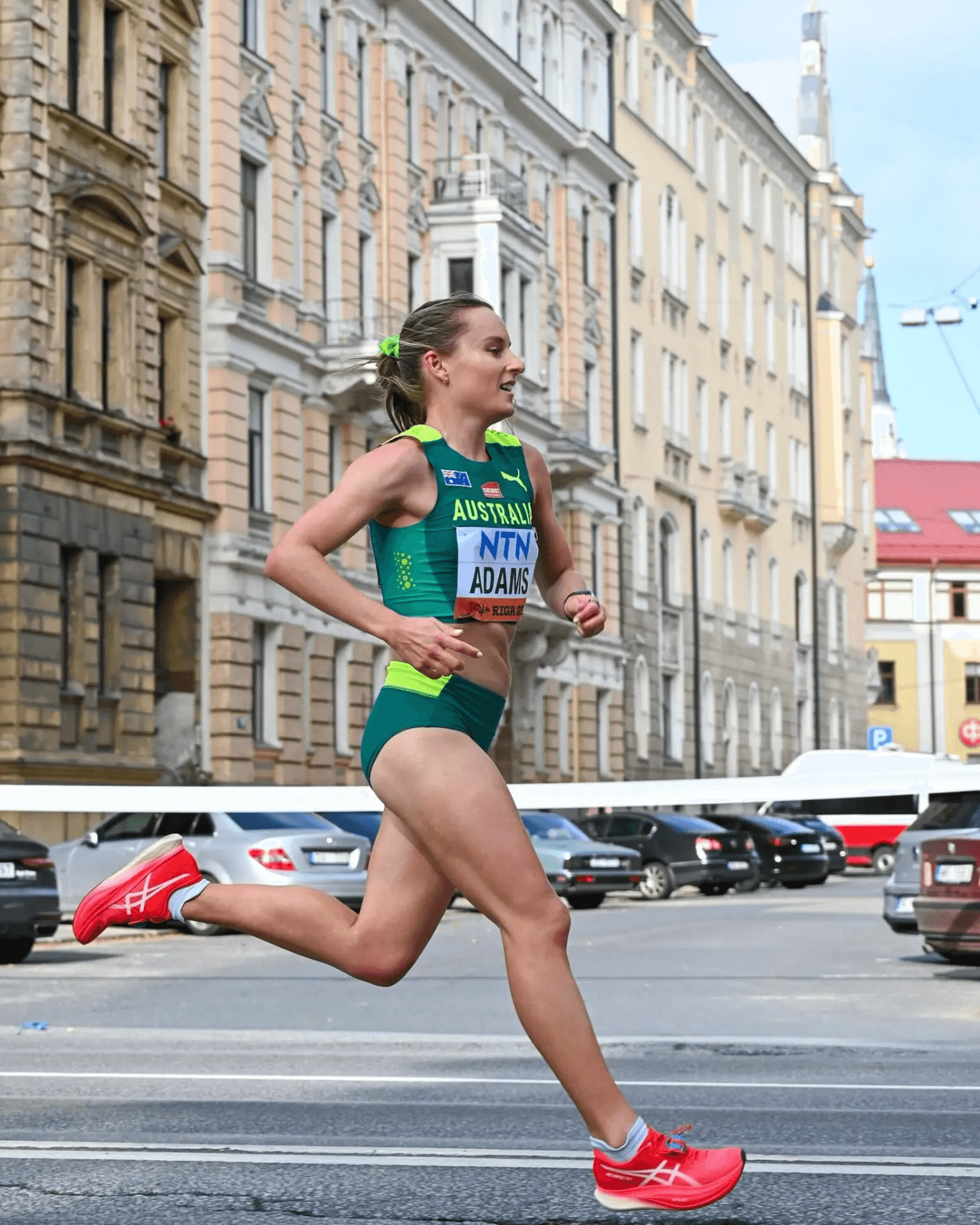Biegaczka wykonujaca Long Run w przygotowaniach do maratonu