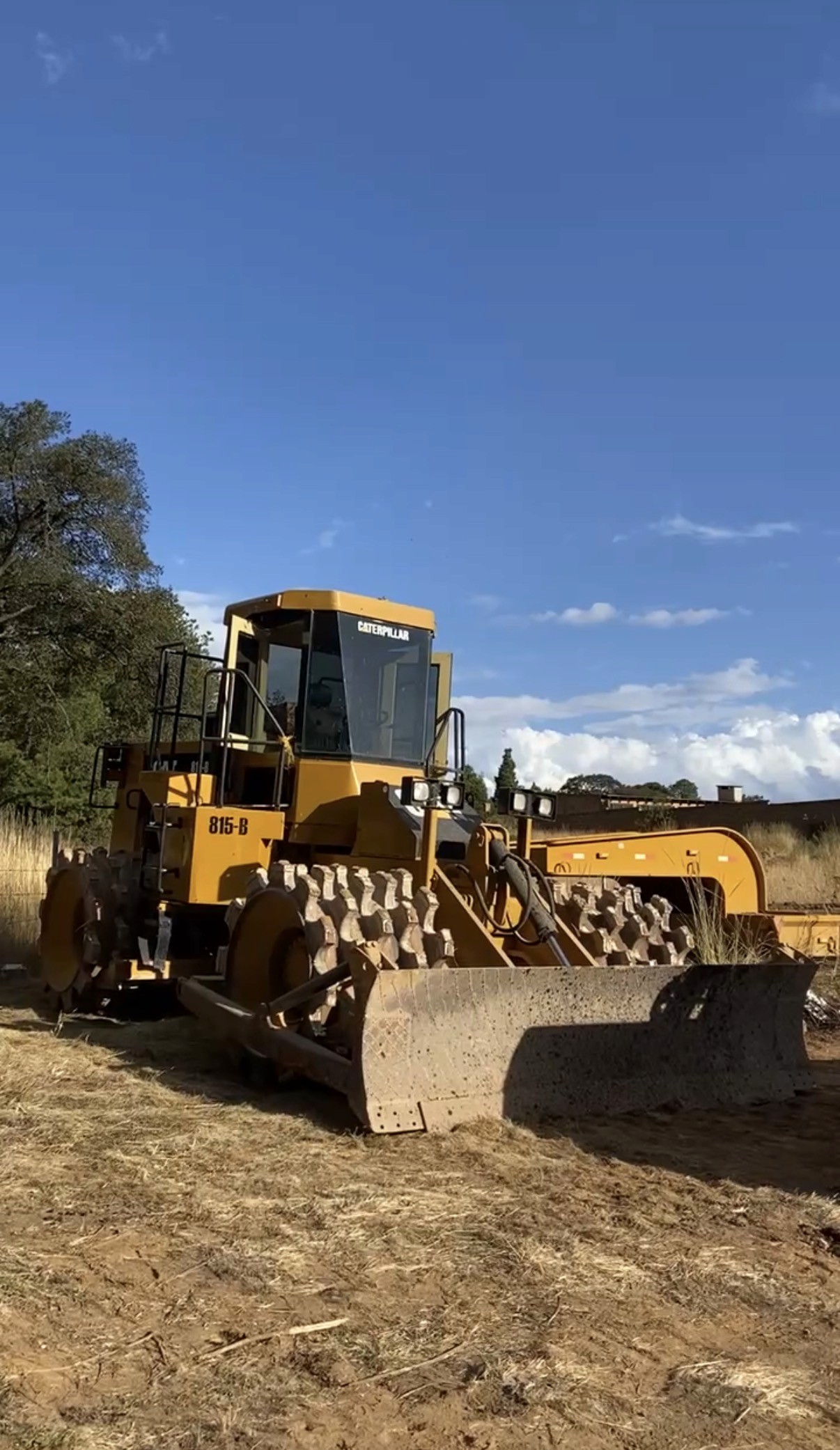 Tractocompactador para compactación de suelo en proyectos de construcción