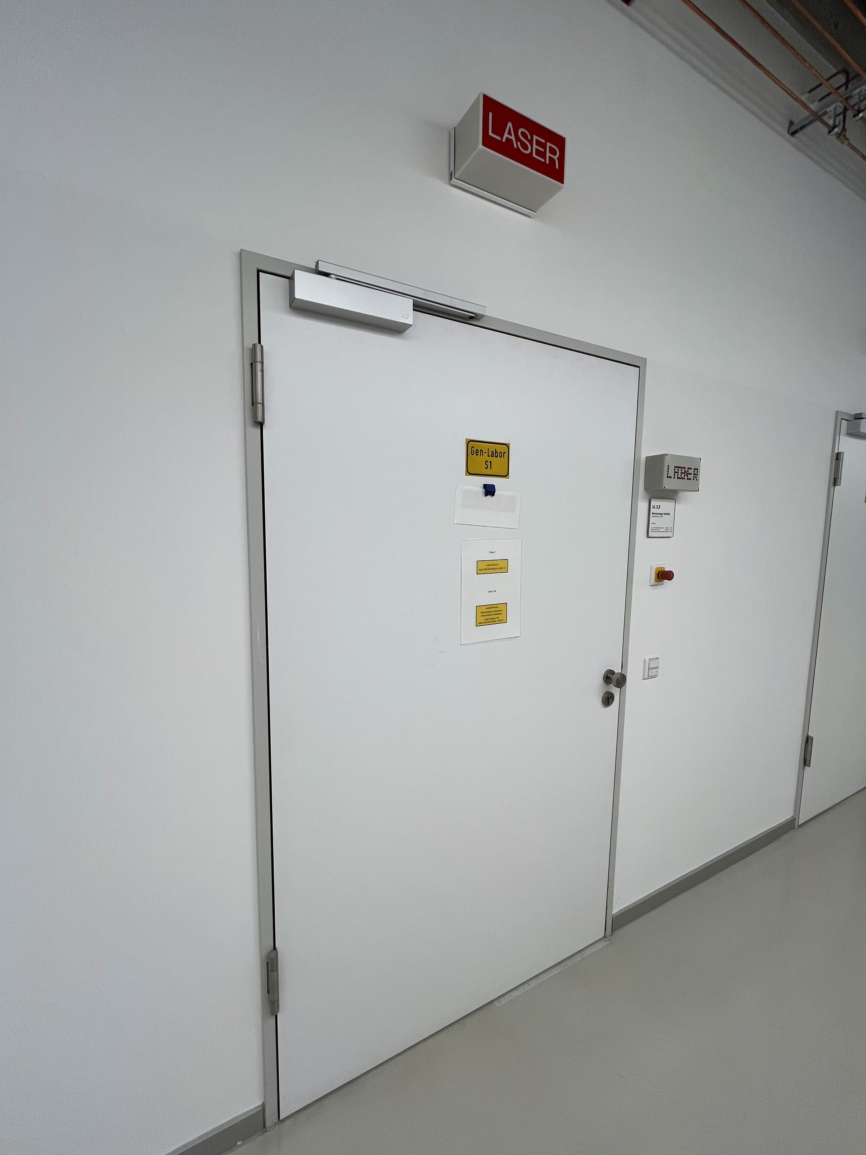 Weiße Sicherheitstür für Laserraum