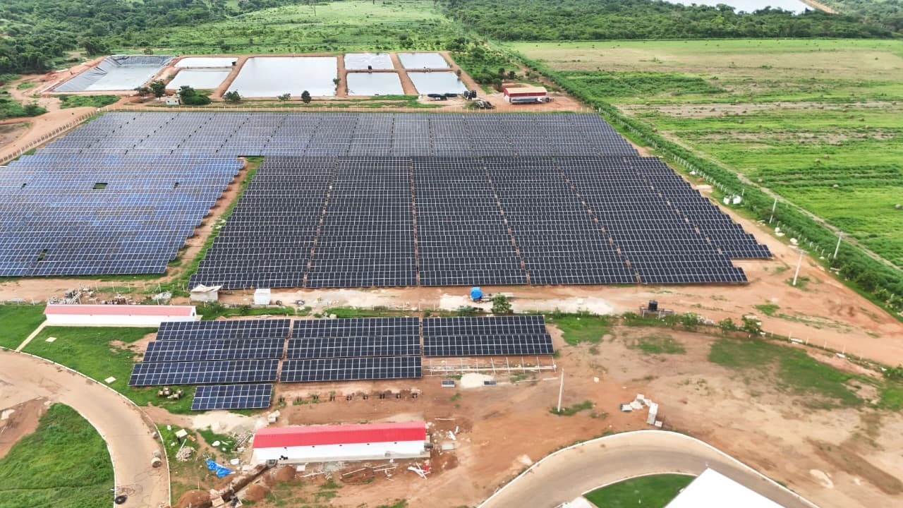 Vista aérea de nave industrial con paneles solares en el techo