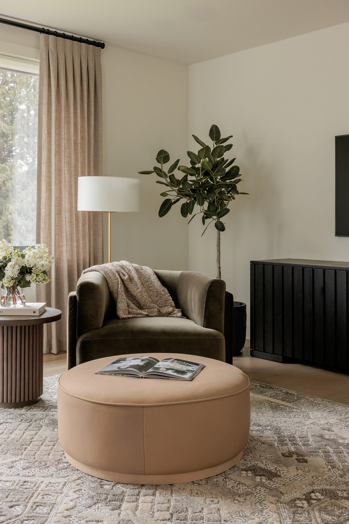 We’re so excited to share details from The Woodinville House: Her Office –– one of our favorite interior design + professional organizing projects in Woodinville, WA.