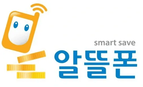 미소 짓는 휴대폰 캐릭터와 동전 더미 아이콘 옆에 파란색 글자로 '알뜰폰 smart save'라고 적힌 로고 이미지입니다.