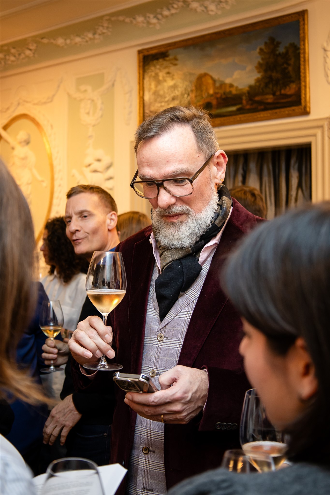 Guest checking phone during Recht KI book launch event in Zurich