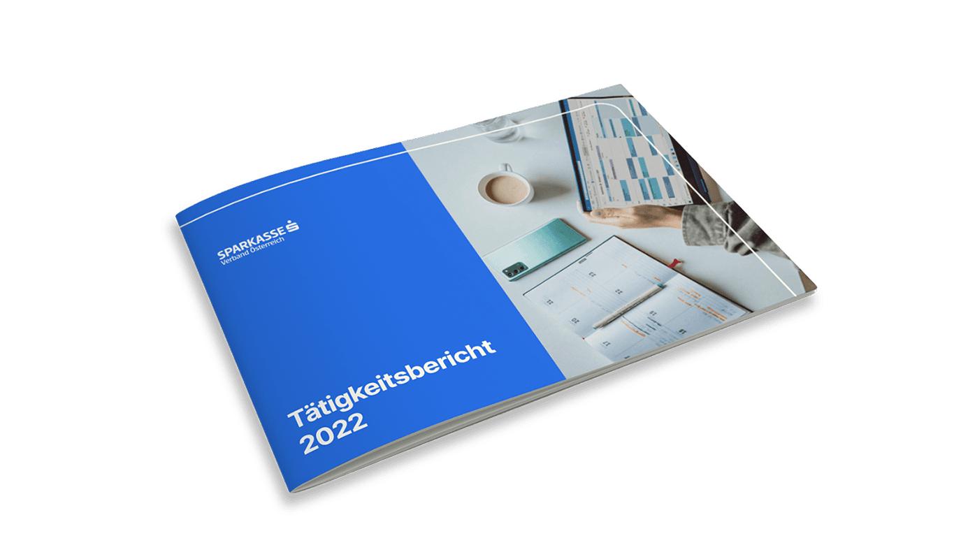 Covergestaltung des Tätigkeitsberichts der Sparkasse 2022 mit klarer Typografie und reduzierter visueller Sprache im Rahmen des Corporate Designs.