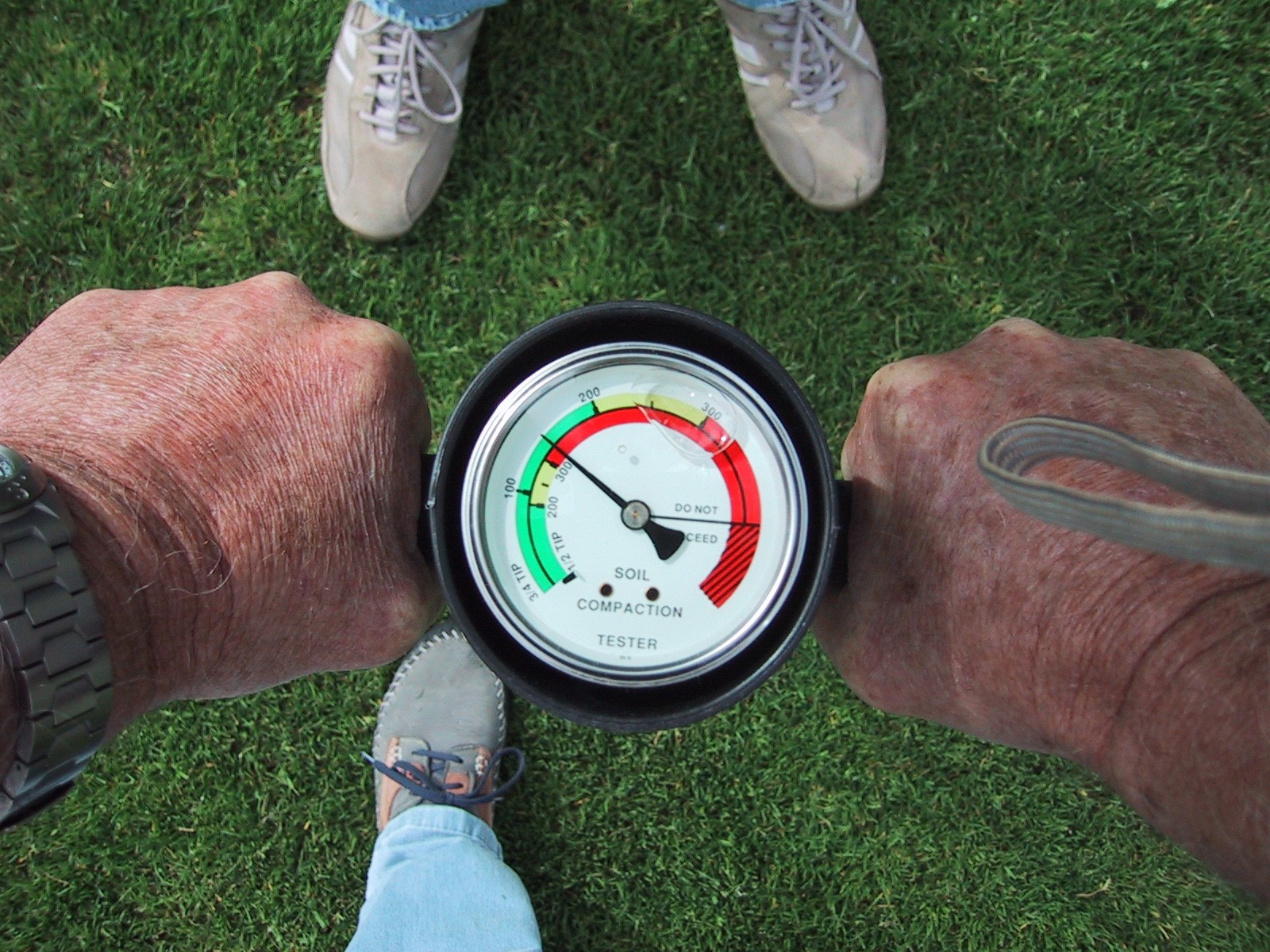 Baukontrolle beim Einbau von Sportflächenaufbau