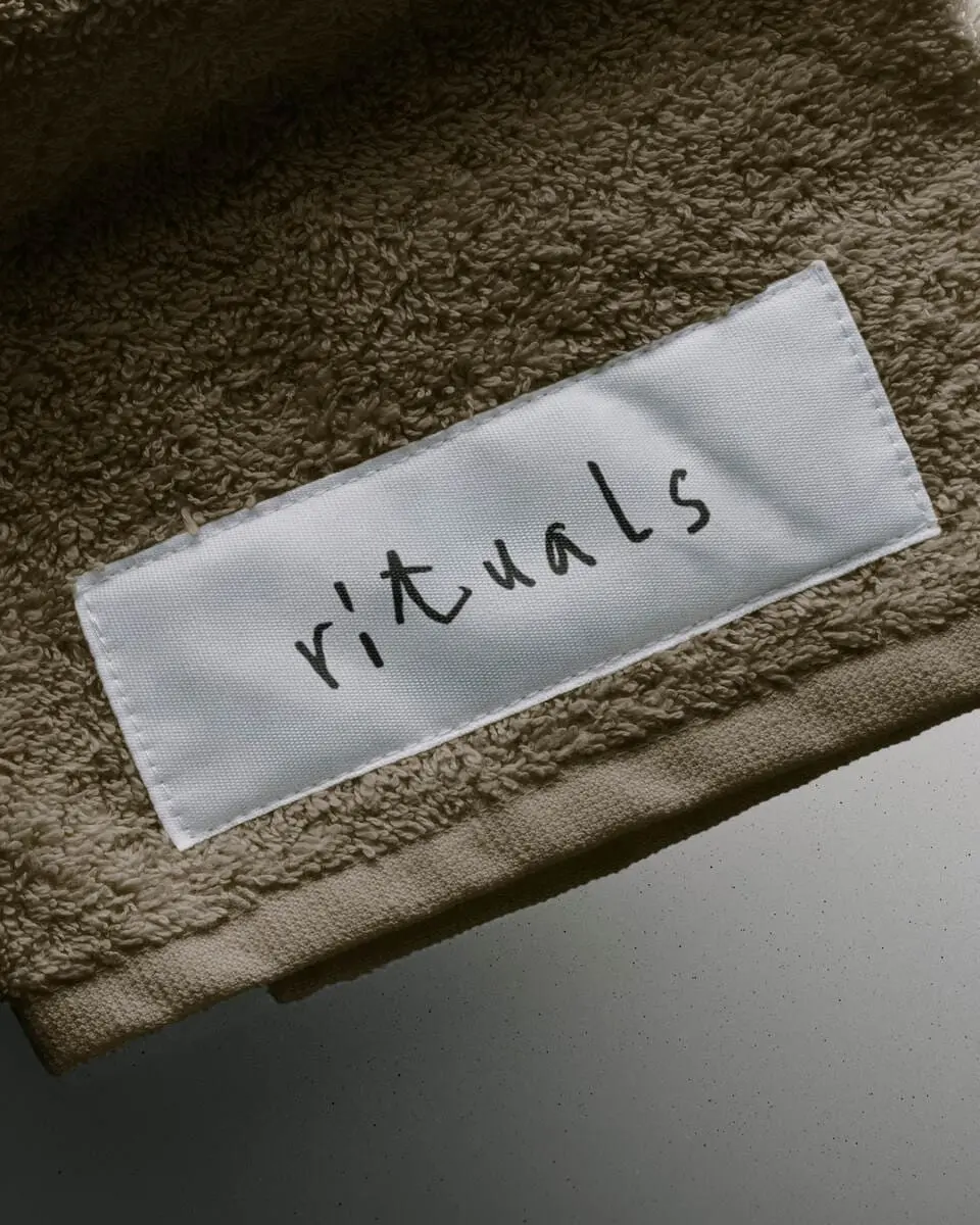 Label of a towel with rituals logo.