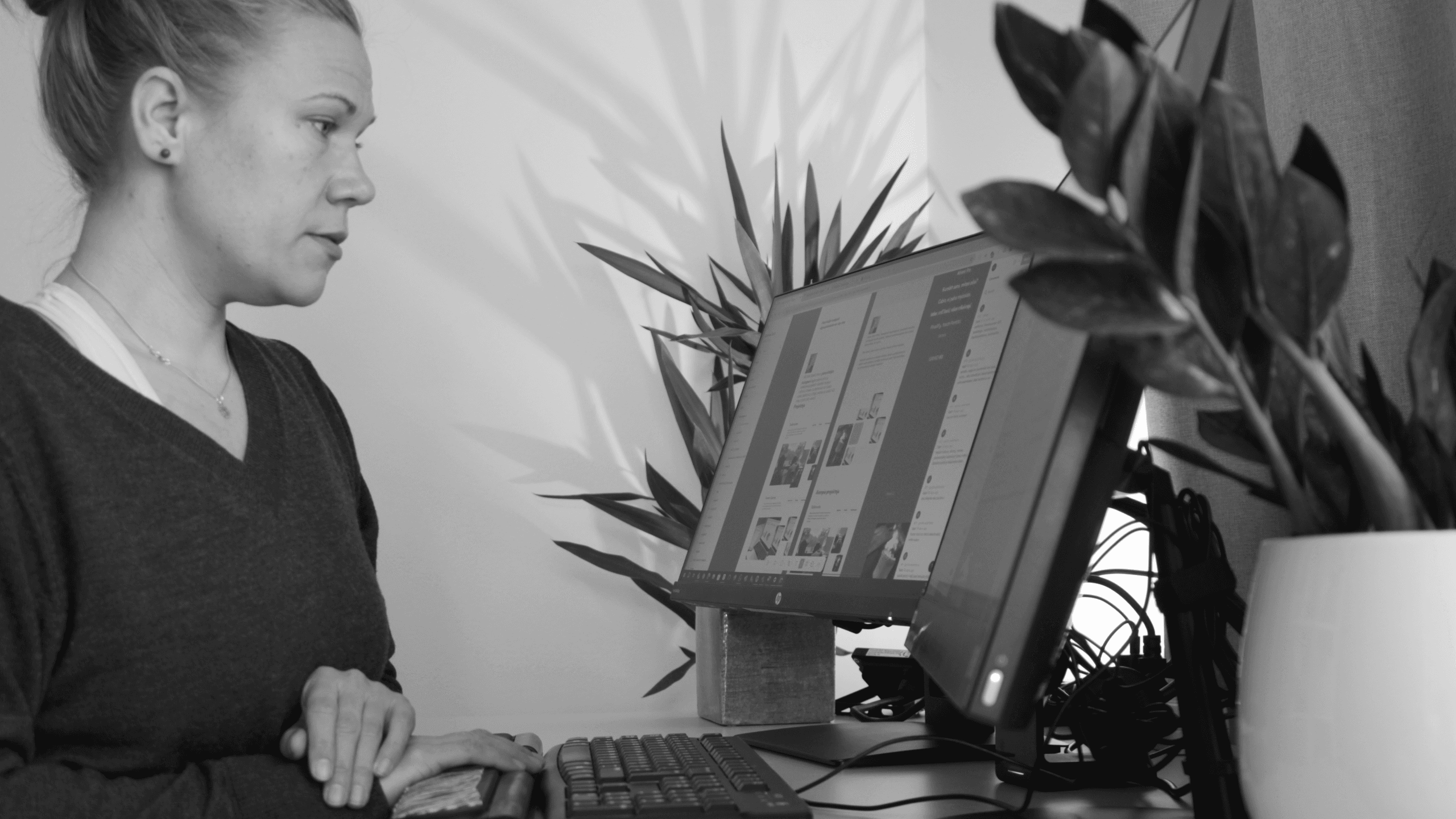 verkkosivun suunnittelija työpöydän ääressä