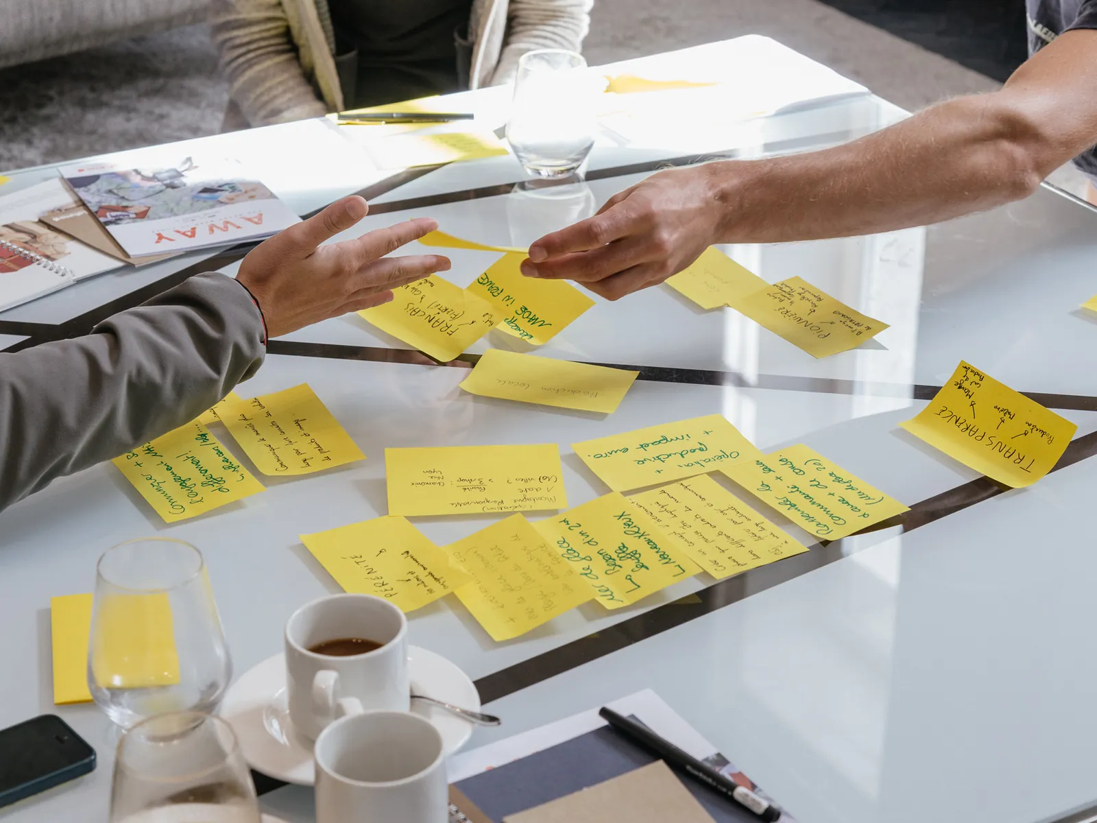 Atelier de brainstorming avec post-its et café – idéation et planification de campagnes outdoo