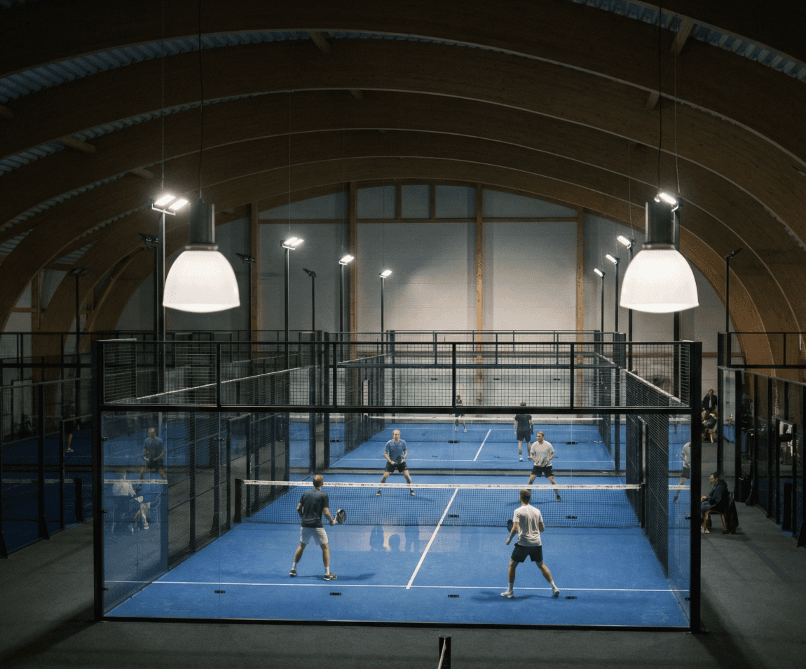 In Padel-Halle werden die Lampen über den Plätzen mit der Shelly integration über anny gesteuert. Nur über belegten Plätzen ist das Licht an.