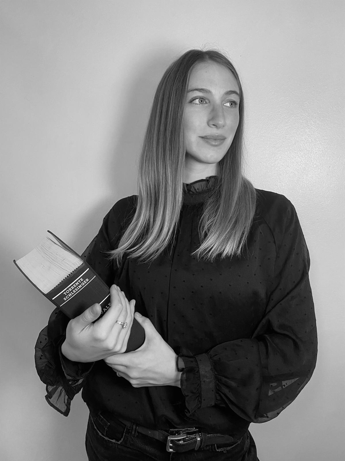 Avocato Sara Uberti nello studio di Nicola Peli