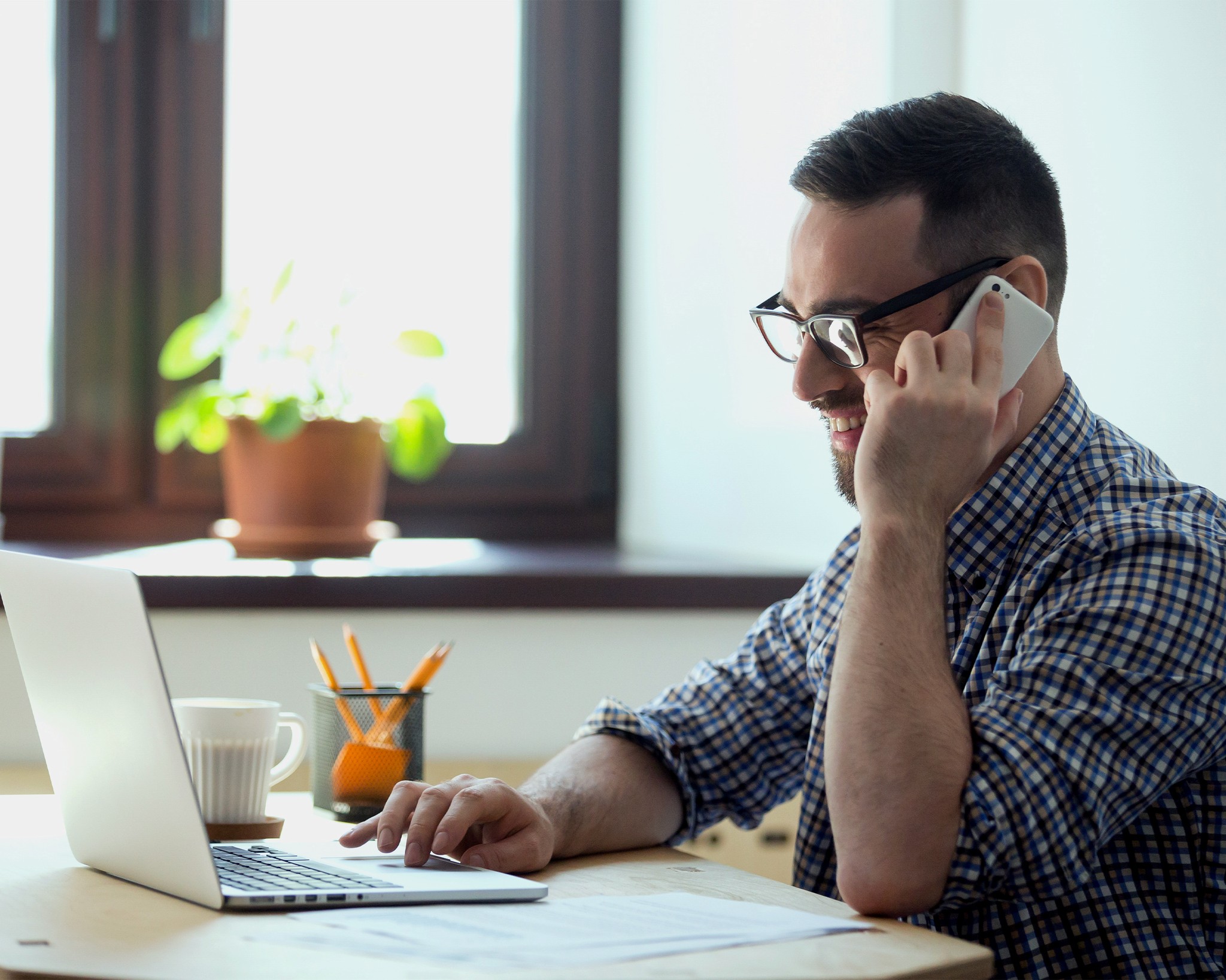 pessoa falando ao telefone com cliente