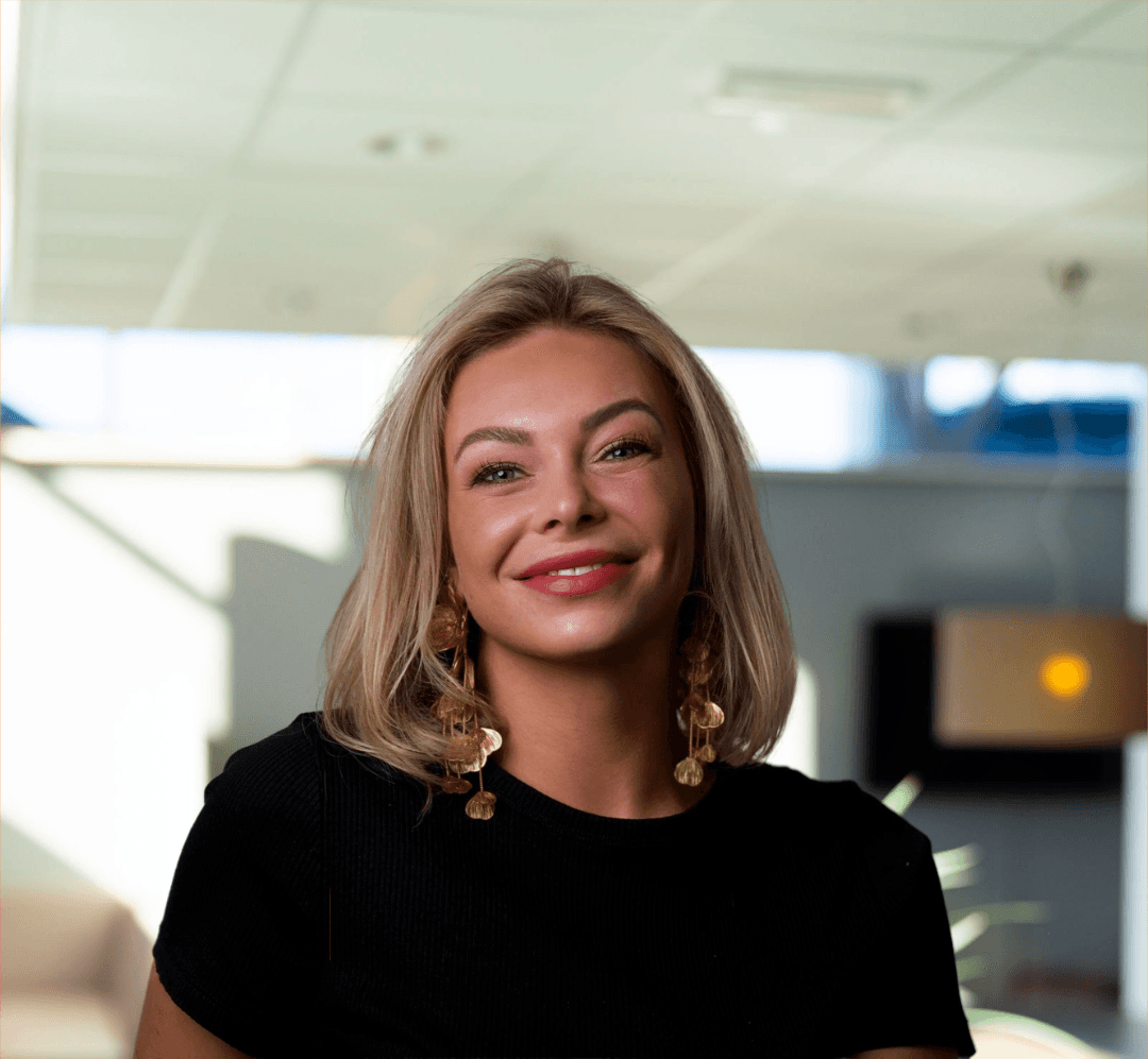 SETTL team member welcoming internationals with expert housing advice