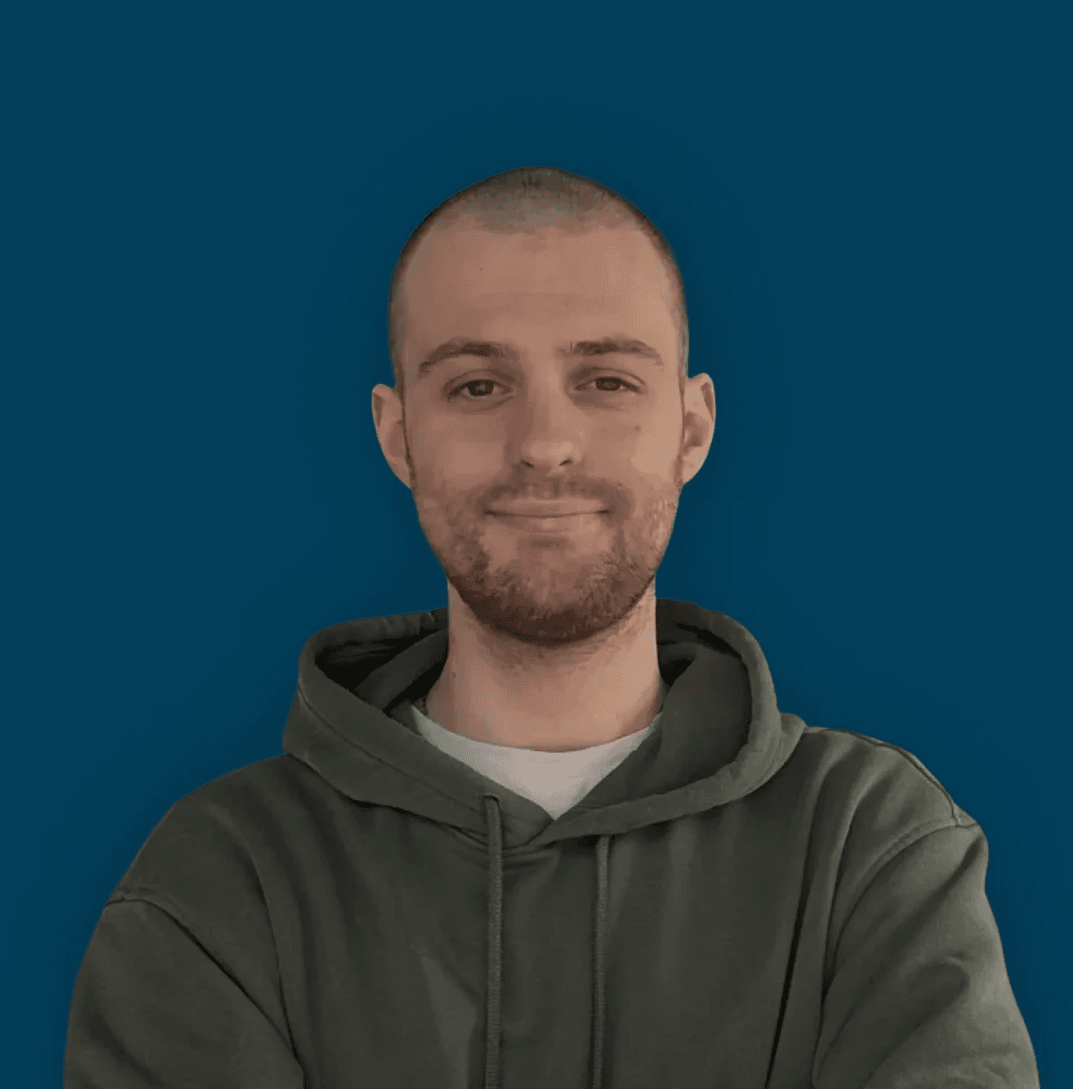 Foto profilo del designer con uno sfondo innevato