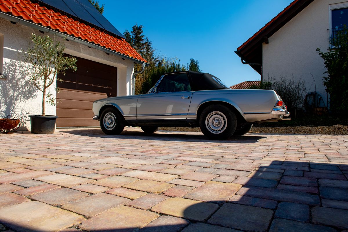 Moderne Hofeinfahrt in Ravensburg mit farbigem Pflasterbelag, passend zur Architektur – realisiert durch Klingenstein Gartenbau.