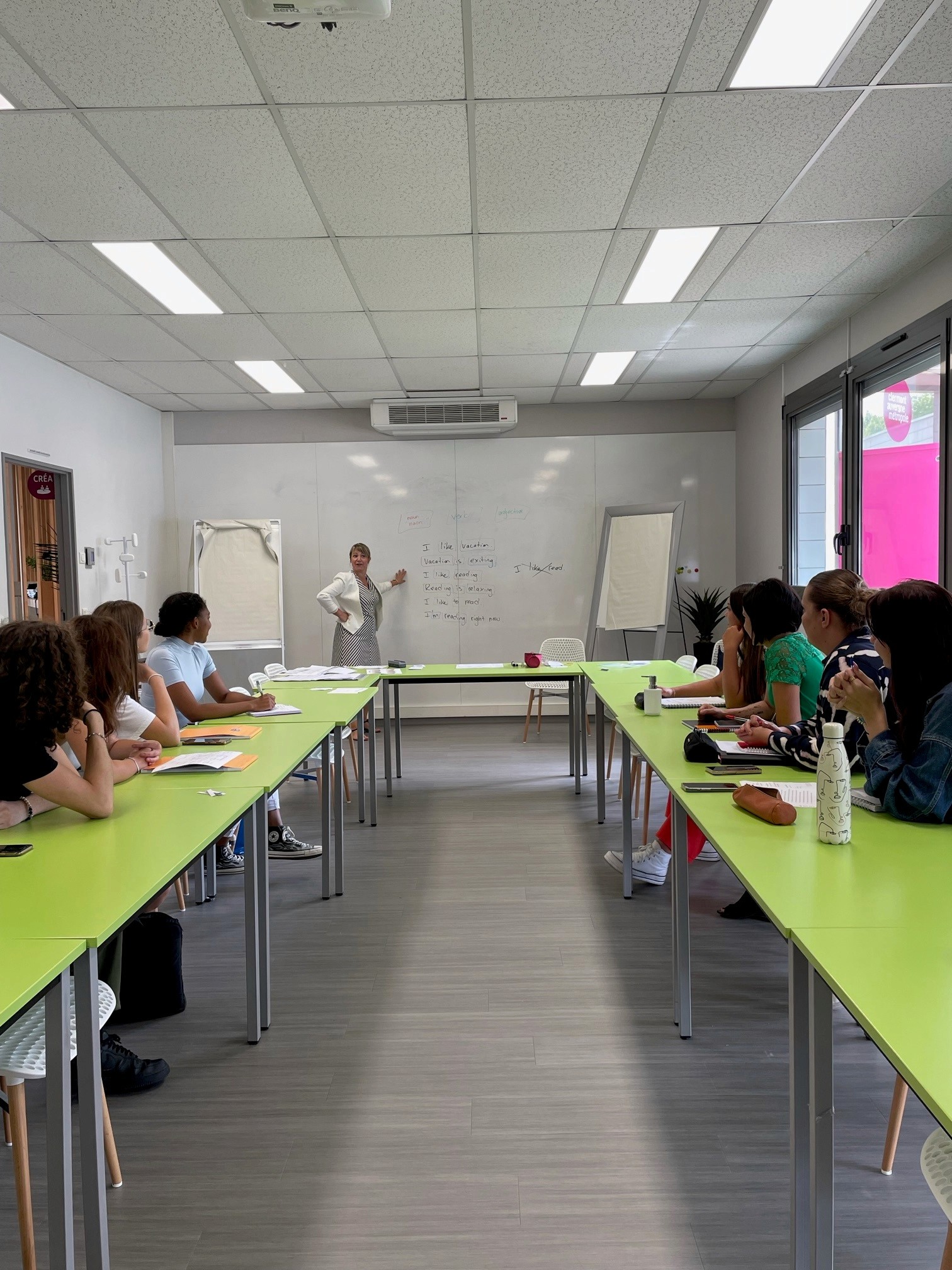 Anne-Marie, notre instructrice dévouée, est le guide idéal dans le monde de la langue anglaise. Son sourire bienveillant et sa passion pour l'enseignement sont contagieux. Elle transforme chaque leçon en une aventure linguistique excitante, adaptée à tous les niveaux de compétence. 