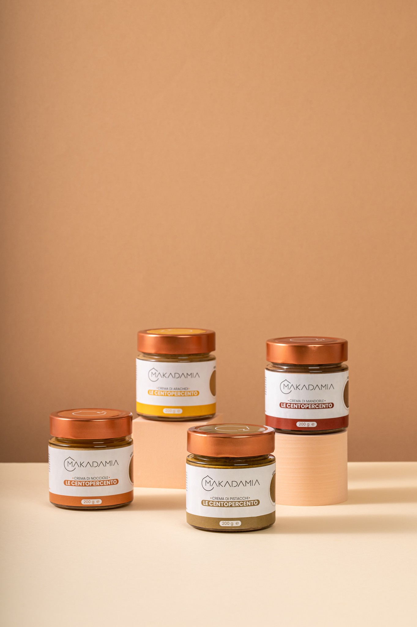 "Still life di packaging design per le creme spalmabili Makadamia, progetto realizzato da Brand Salad – Napoli"