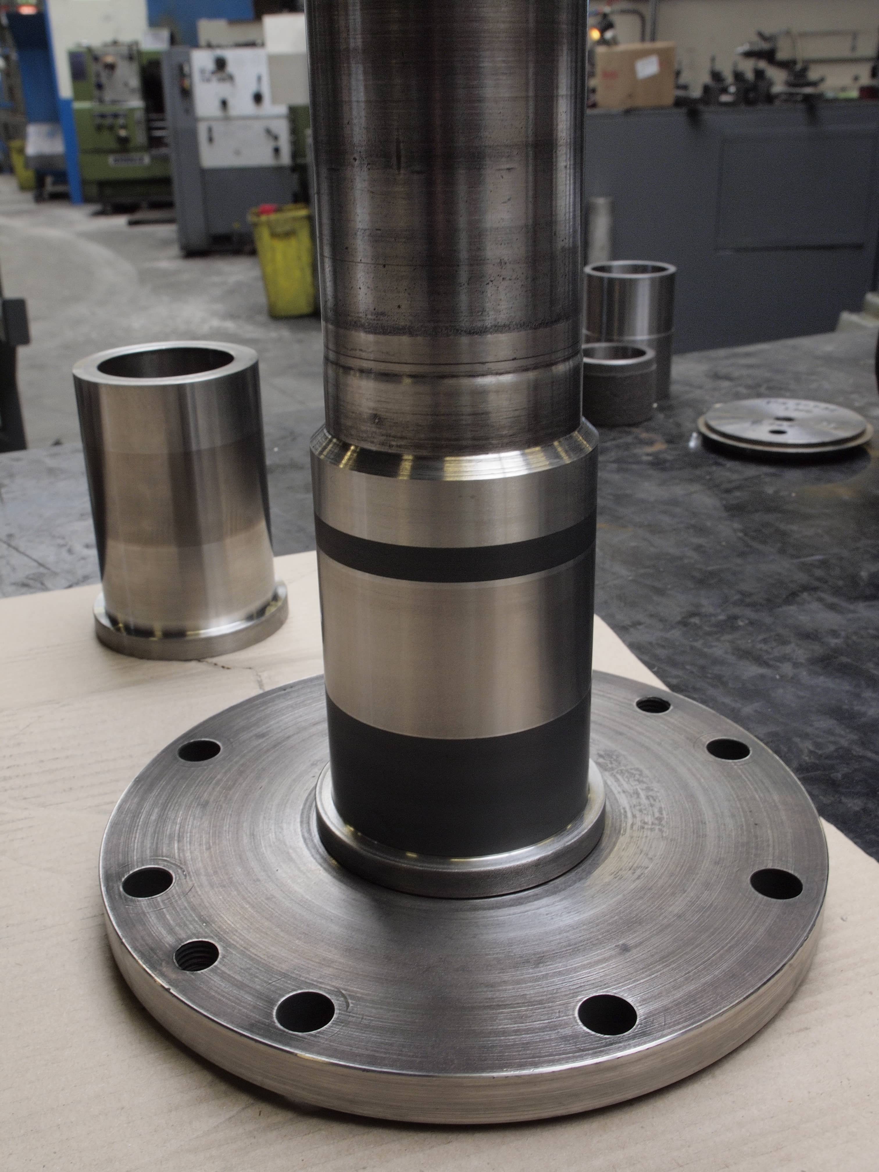 Grote mechanical seal trunnion as met flens en thermisch gespoten afdichtingsvlakken, revisie door Plasma Service Breda