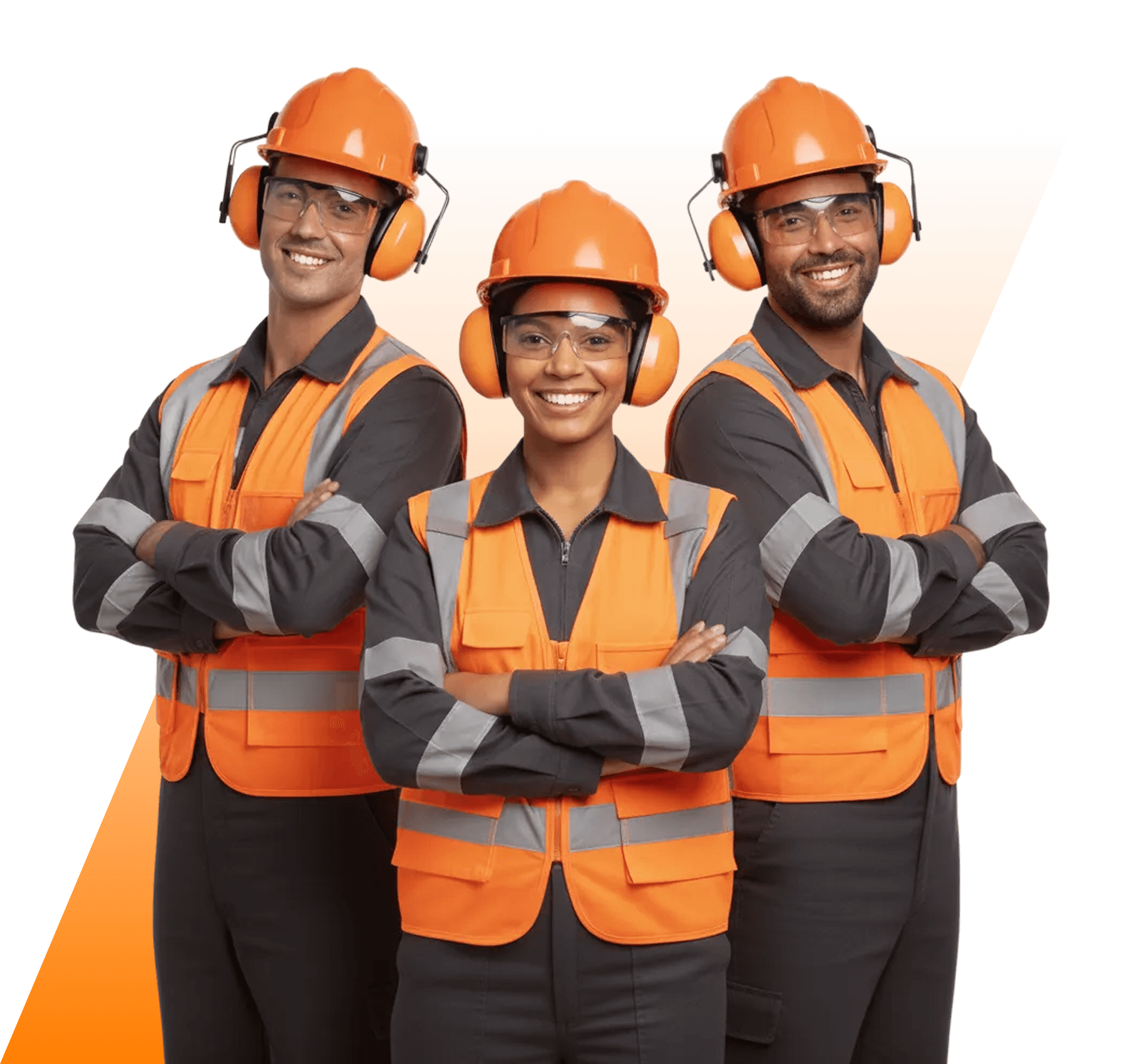 Homem e mulher, ambos com capacetes brancos e coletes de segurança (laranja e amarelo), sorrindo e com braços cruzados, segurando projetos. Representam profissionais de SSMA, engenharia ou supervisão de obras.