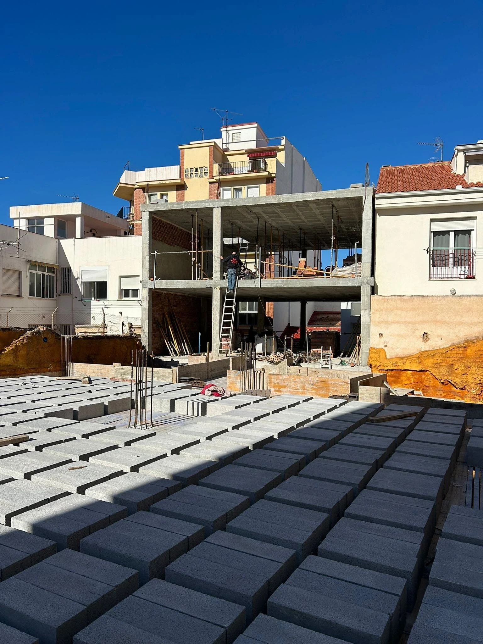 Structural works in progress at Calle Rodríguez 7 Málaga — concrete frame and floor slabs rising on new-build apartment development in Málaga city centre