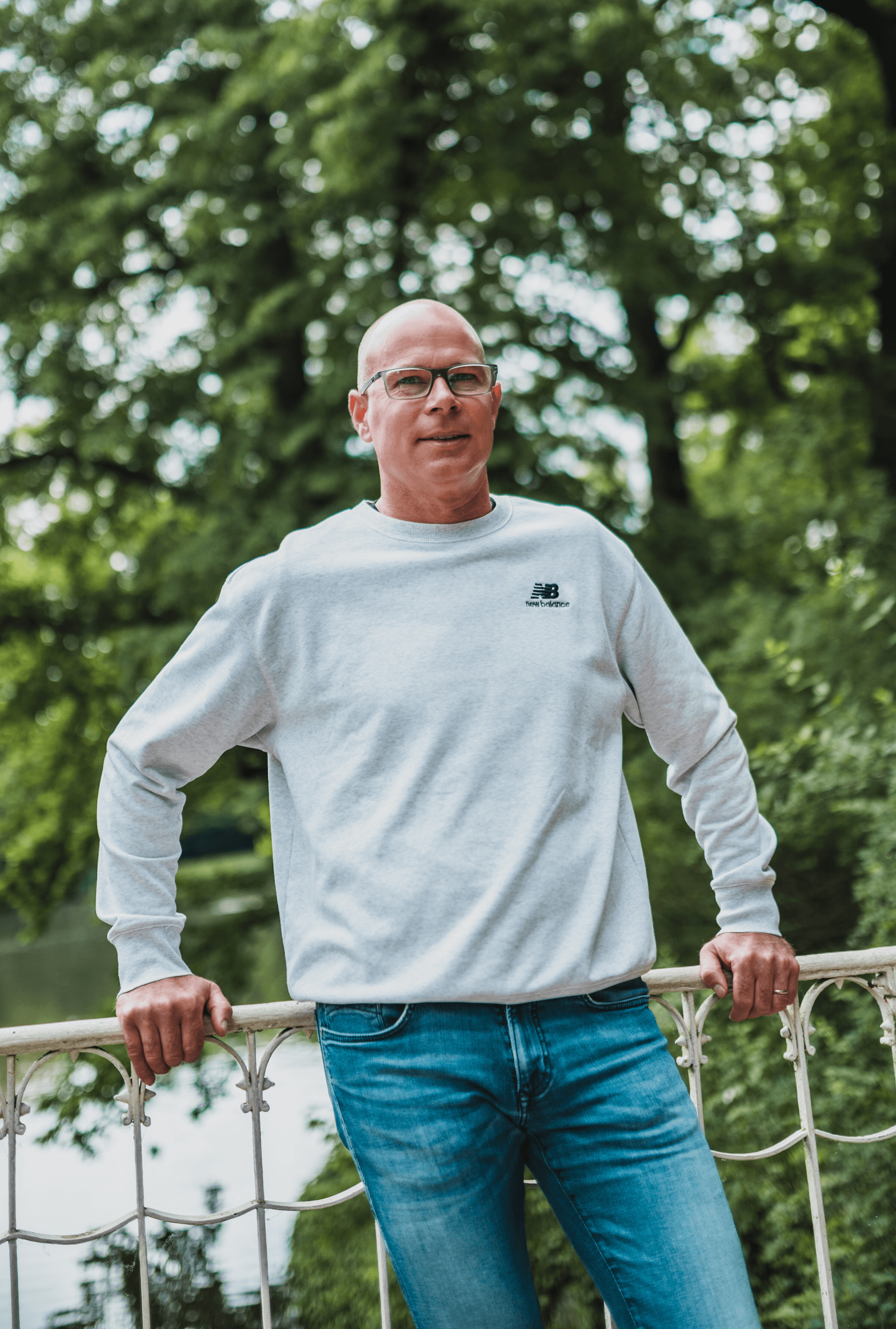 Sven Eichner steht an einem Geländer
