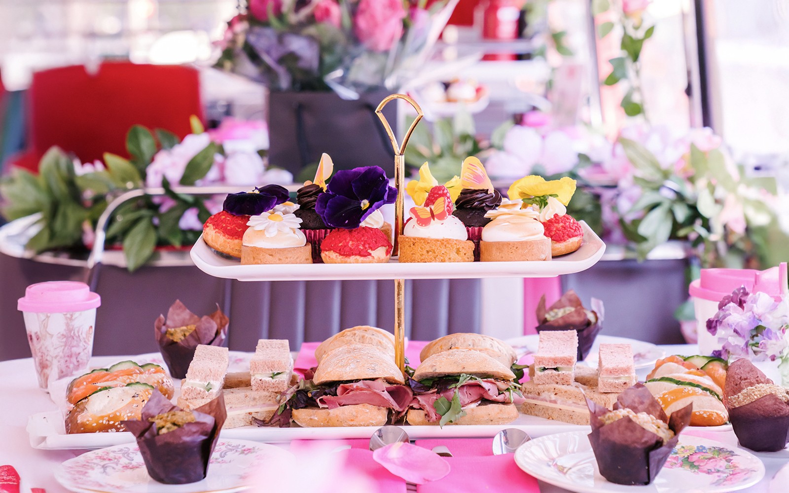 乘坐布里吉特烘焙公司的巴士之旅,享用下午茶糕点和三明治。