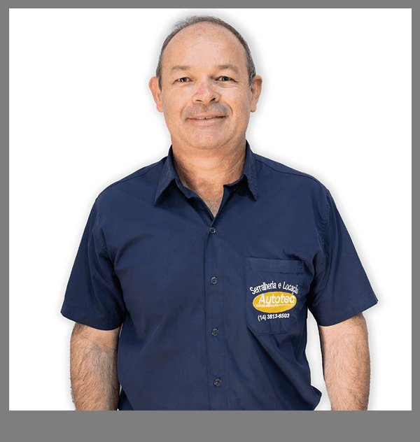 Banner com logo da Autotec, betoneira, rompedor e capacete de proteção individual