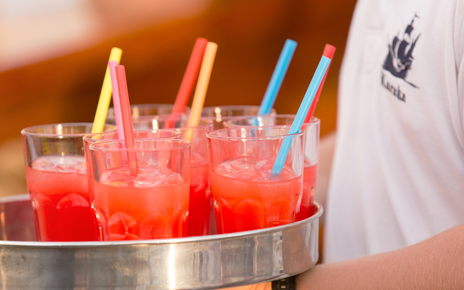 在杜布罗夫尼克的《权力的游戏》游轮上,托盘上的鸡尾酒。