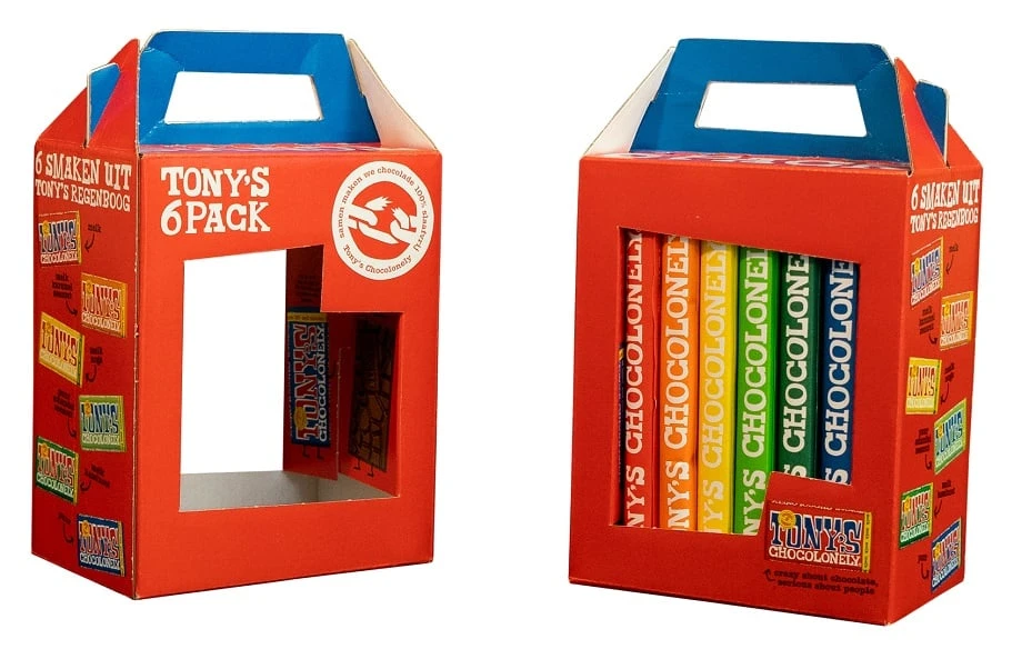Dwa czerwone opakowania czekolady Tony’s Chocolonely