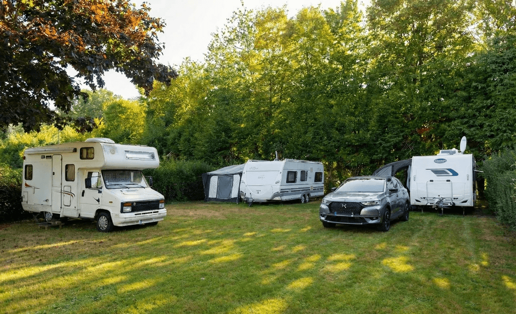 Emplacement avec tente et caravane