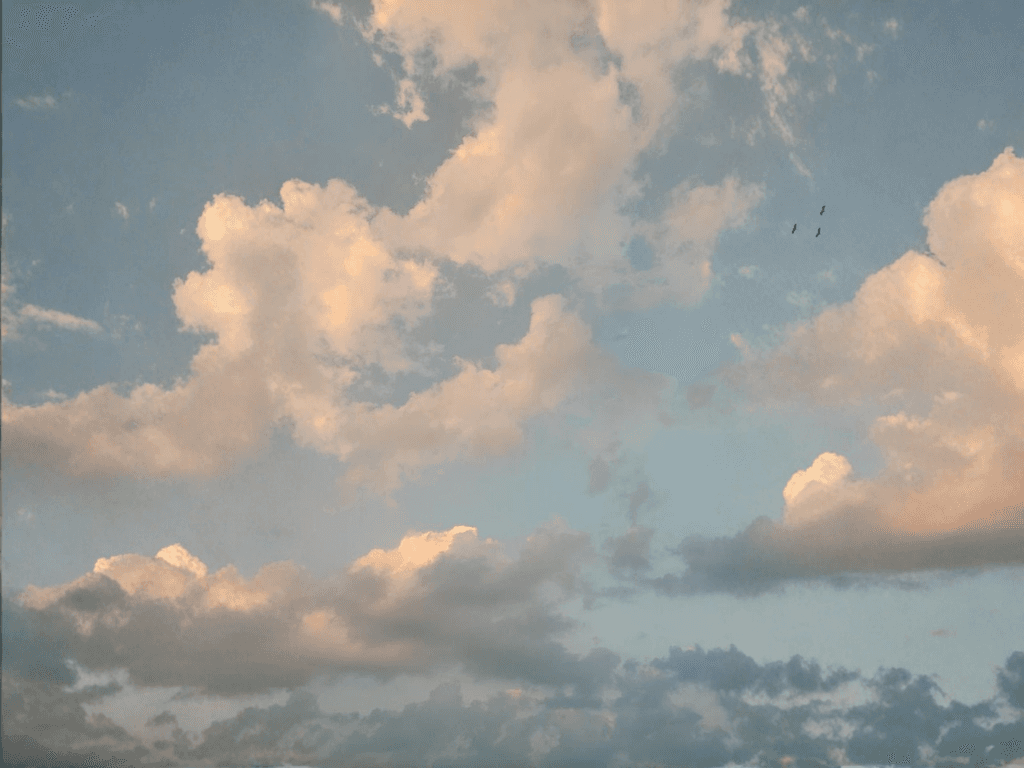 Minimalistisches Design einer hellen Wand mit einem angedeuteten Torbogen und sanftem Lichteinfall, der geometrische Schatten wirft.