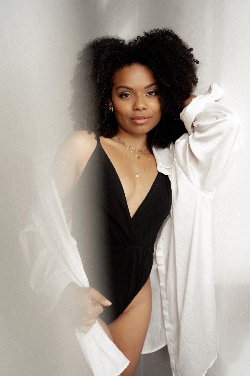 Sensual boudoir photography by Ramona, highlighting self-love in Solothurn.