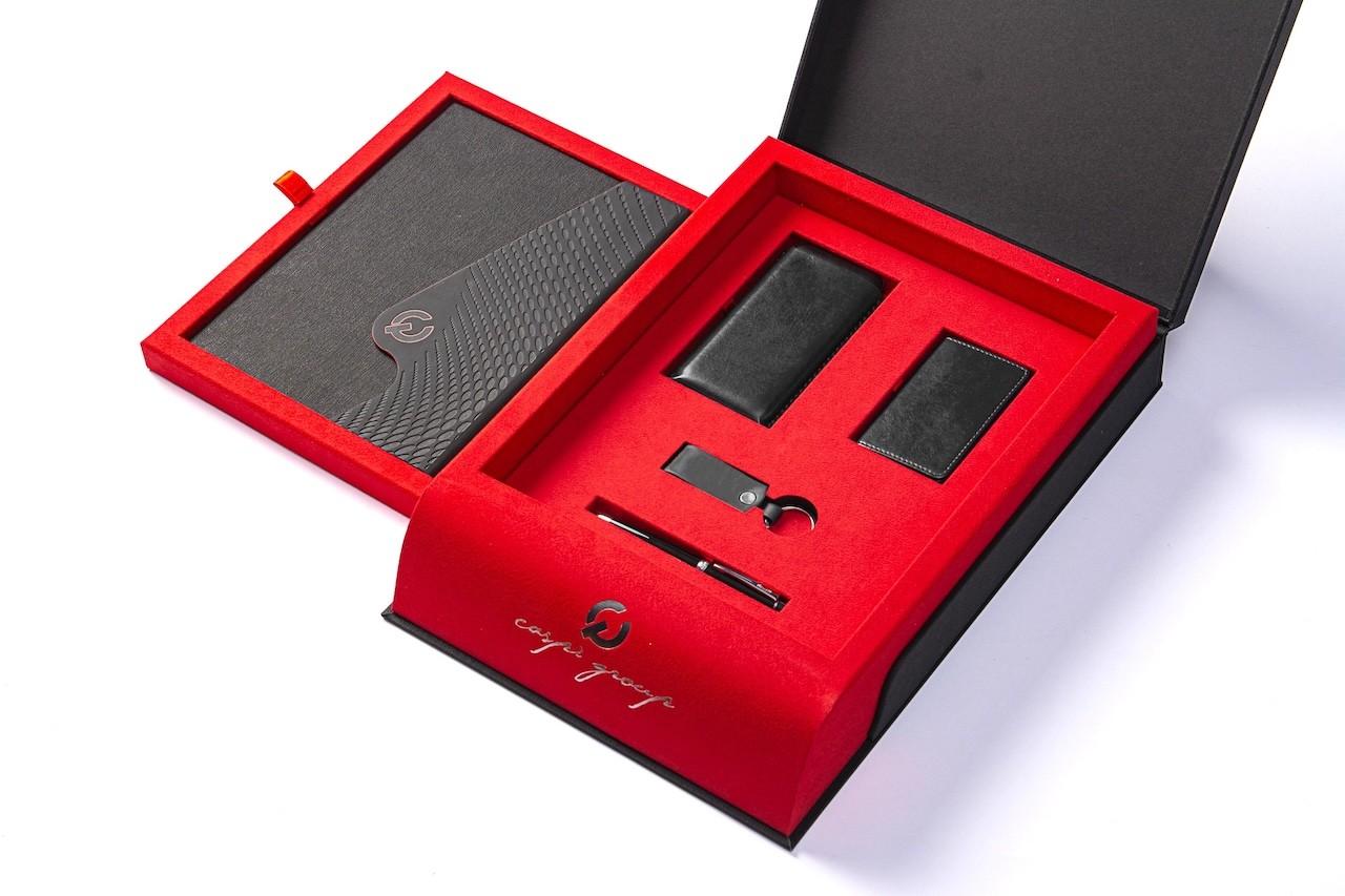 Luxury Italian leather executive gift set with magnetic closure and debossed box – Model 9125