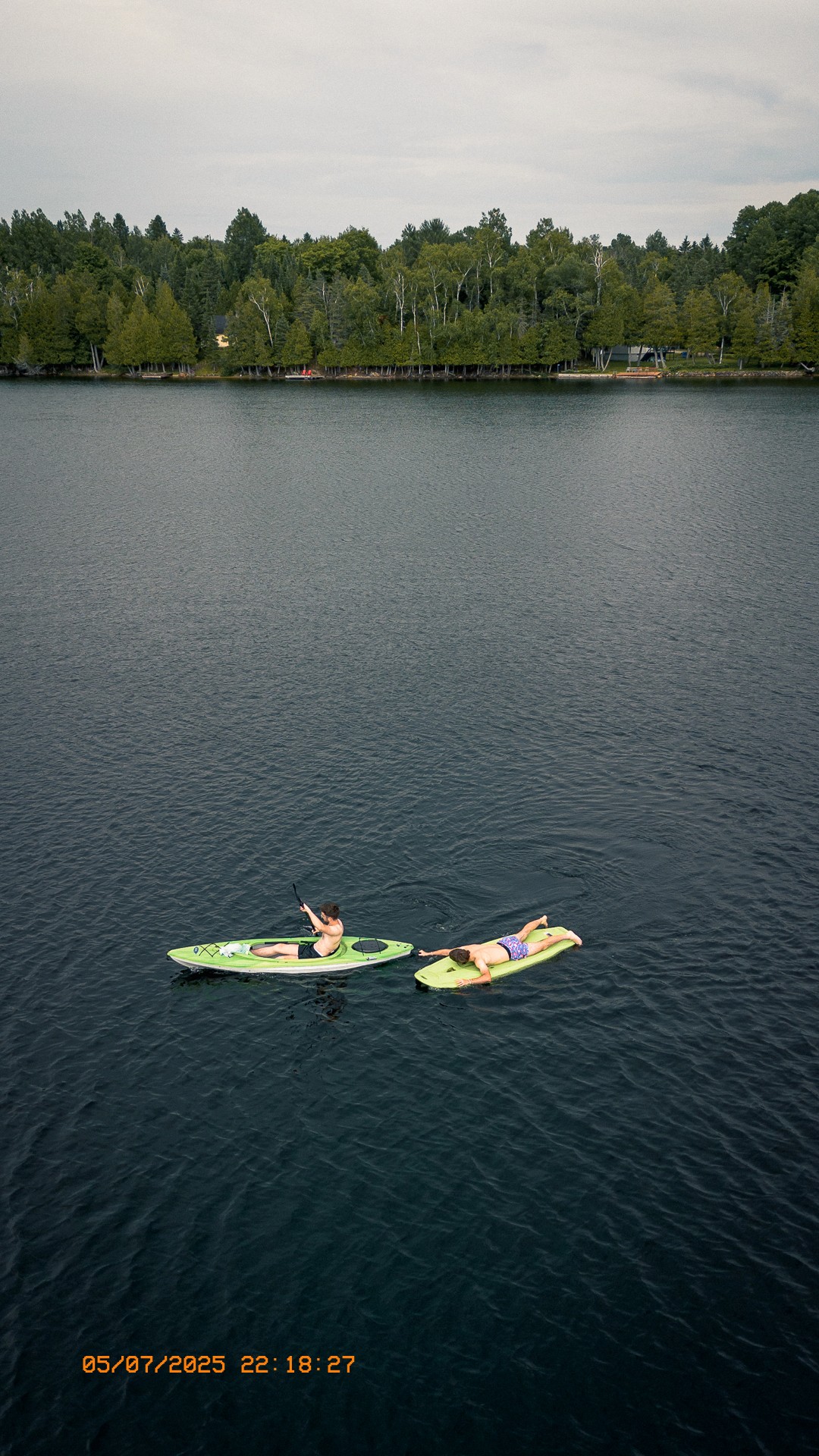 Vue aérienne de deux personnes pagayant sur le Lac Laurel.