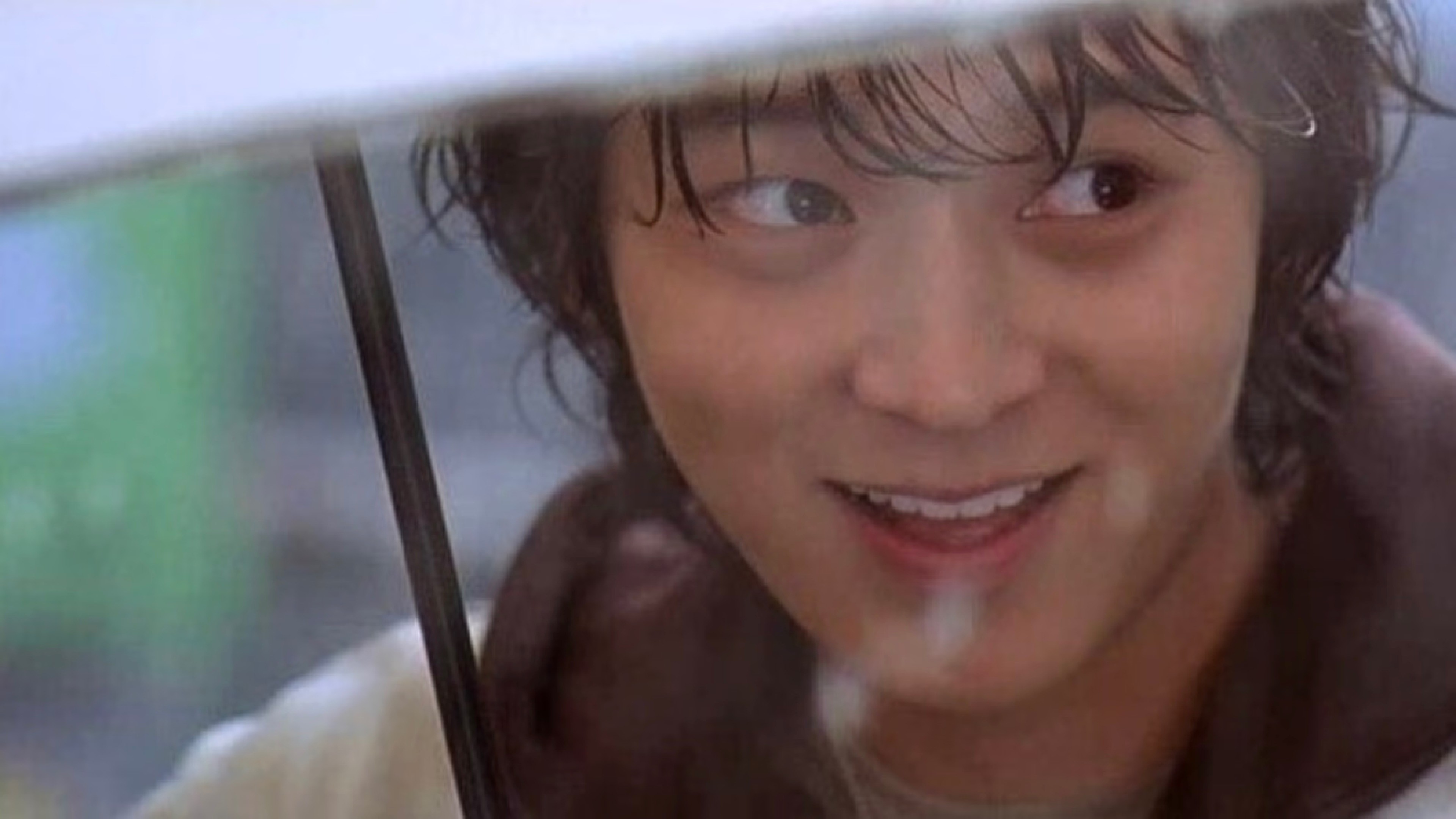 영화과 면접 준비 - 유리창 너머로 미소 짓는 장면